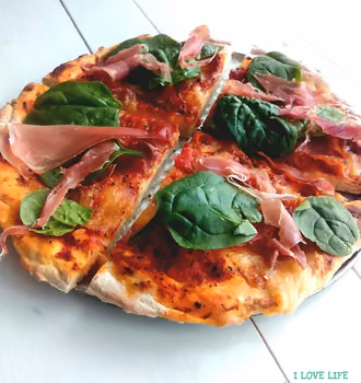 Pizza razowa z szynką parmeńską