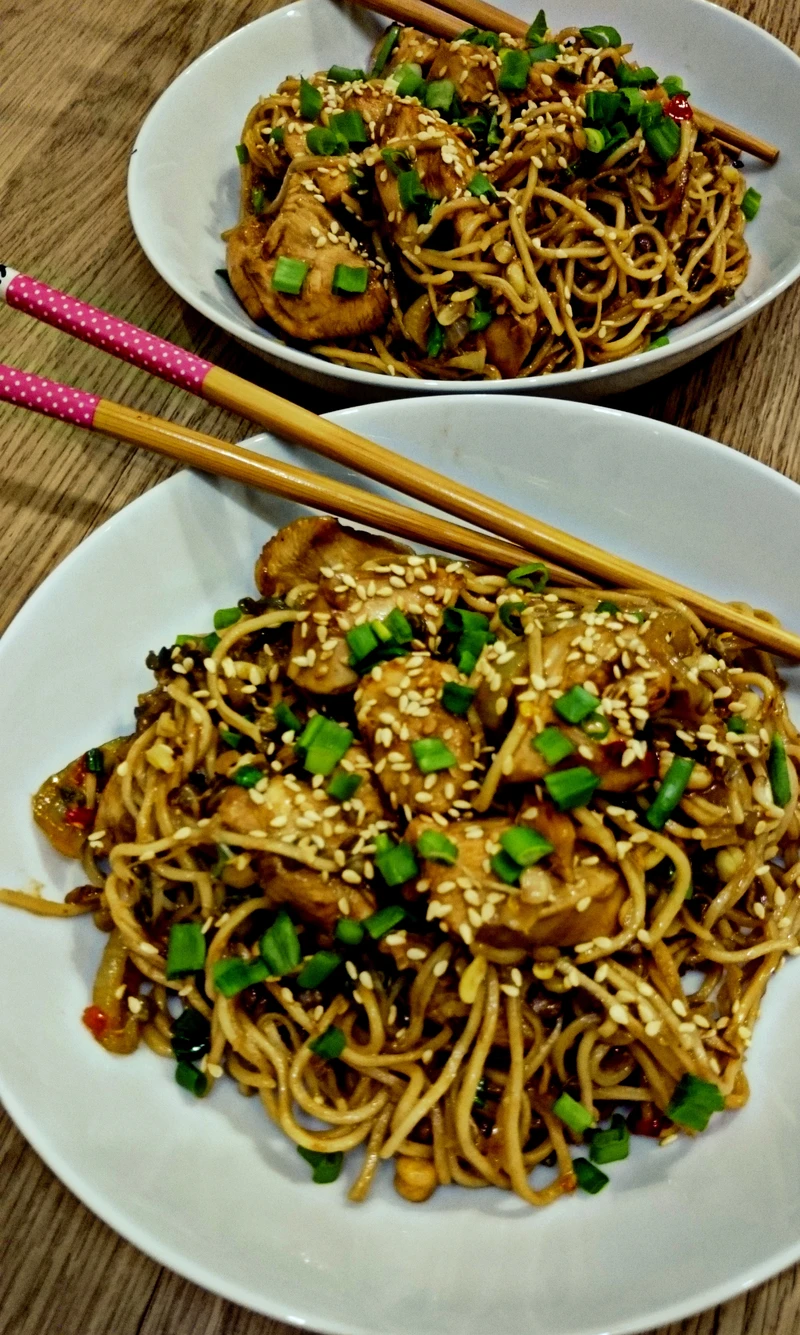 Chow mein z kurczakiem teryiaki i kiełkami