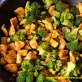 Dietetyczny kurczak z brokułem i cukinią - 298 kcal