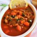 Prosta zupa z zieloną soczewicą i sokiem z cytryny