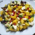 Sałatka z mango, awokado i mozzarellą