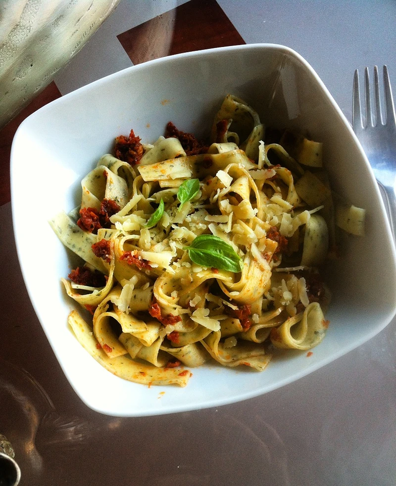 PESTO Z SUSZONYCH POMIDORÓW I NERKOWCÓW