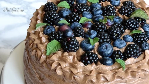 Tort czekoladowy z jeżynami i borówkami