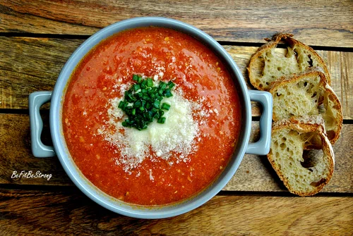 Włoska zupa ze świeżych pomidorów