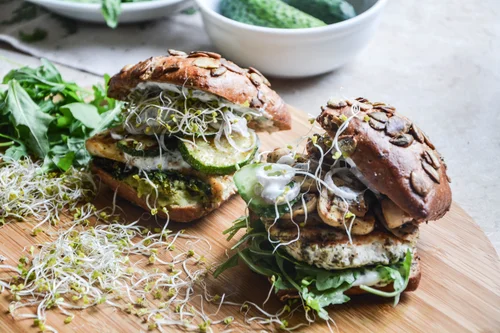Domowy fit burger na dwa sposoby.