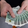 Kiedy dzieci muszą płacić alimenty na rodziców? Zasady, wyjątki i kwoty!