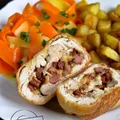 Kule z piersi kurczaka z boczkiem i żółtym serem