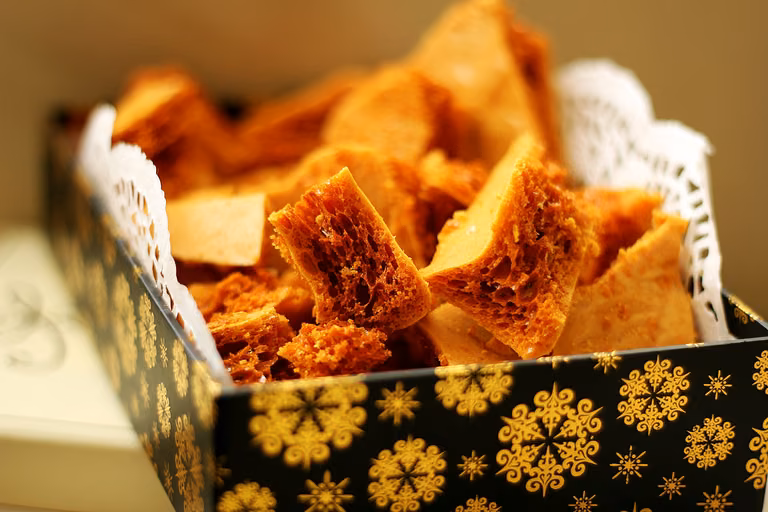 Honeycomb - słodka przekąska oraz dodatek do lodów, ciast i deserów