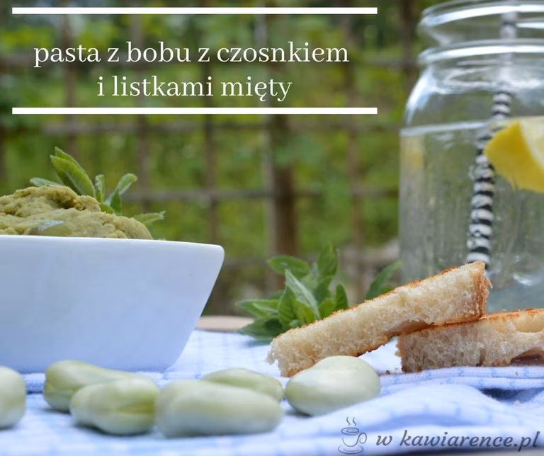 pasta z bobu z czosnkiem i listkami mięty
