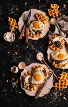 Gofry z serkiem chrzanowym, pieczarkami i jajkiem