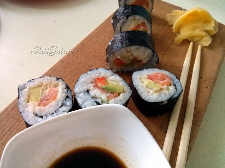 Sushi futomaki z wędzonym łososiem, warzywami i serkiem śmietankowym