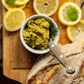 Pasta mocno cytrynowa z groszku z pieczonym czosnkiem i aromatycznymi przyprawami
