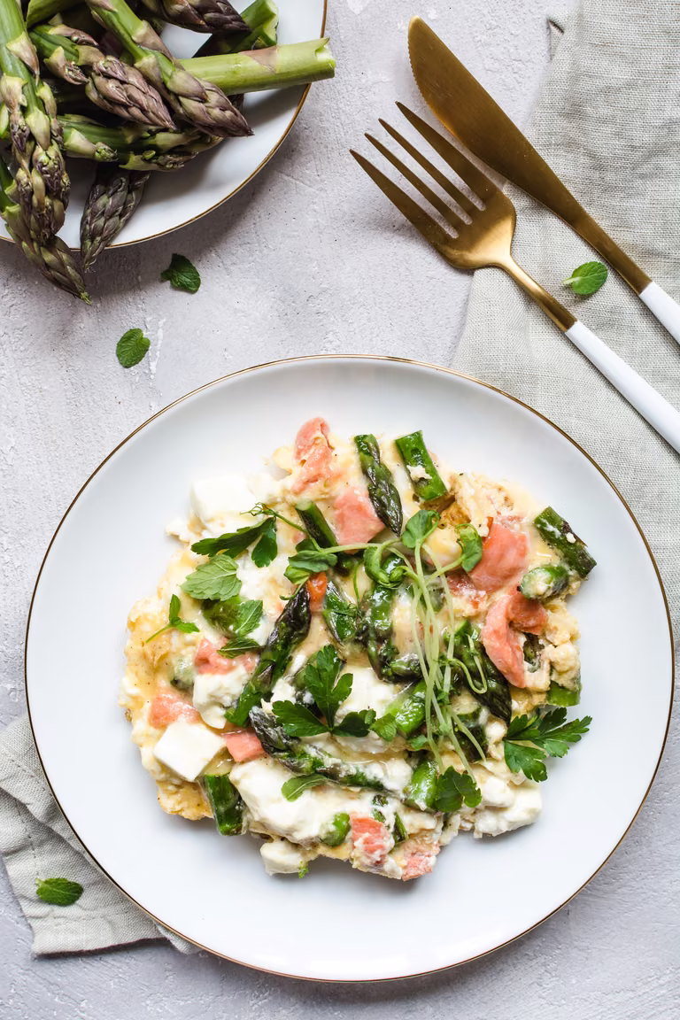 Omlet ze szparagami, łososiem i fetą