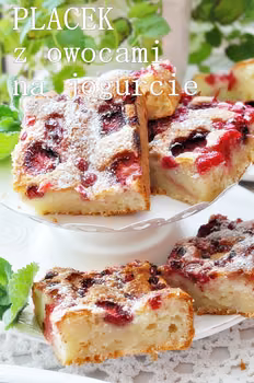 Prosty placek z owocami na jogurcie