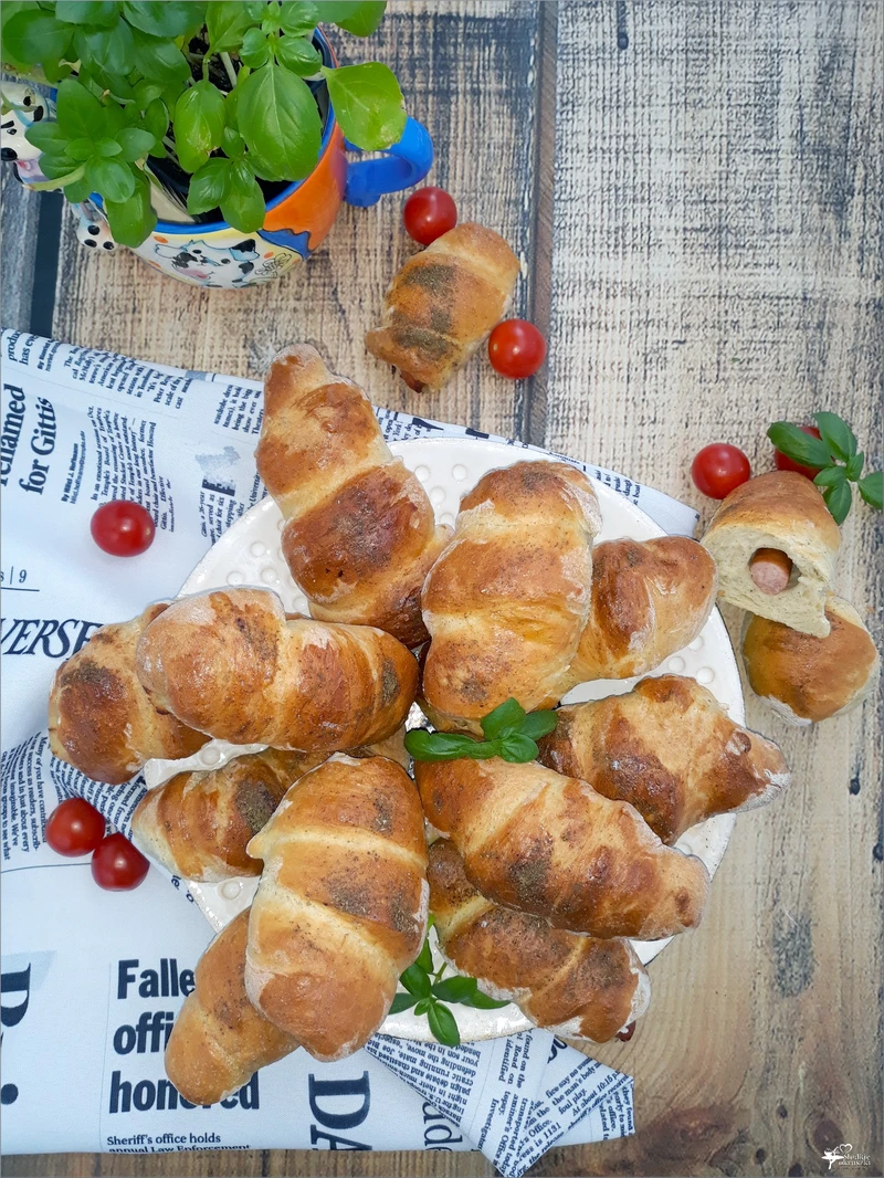 Bazyliowe bułeczki z frankfurterkami