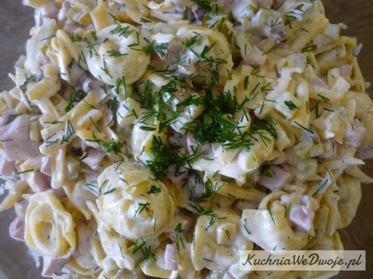 Sałatka koperkowa z szynką i tortellini