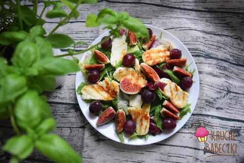 Sałatka z serem halloumi, figą, winogronem i mixem sałat