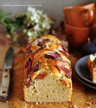 BABKA JOGURTOWA Z FIGAMI