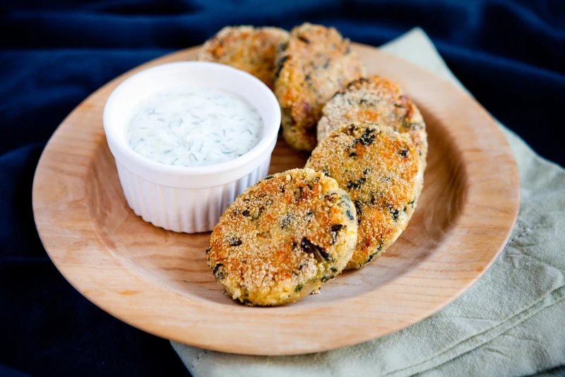 KOTLETY Z KASZY QUINOA Z FETĄ I SZPINAKIEM