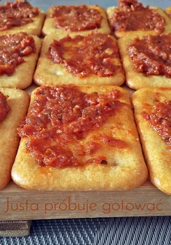 Krakersy z pastą z suszonych pomidorów