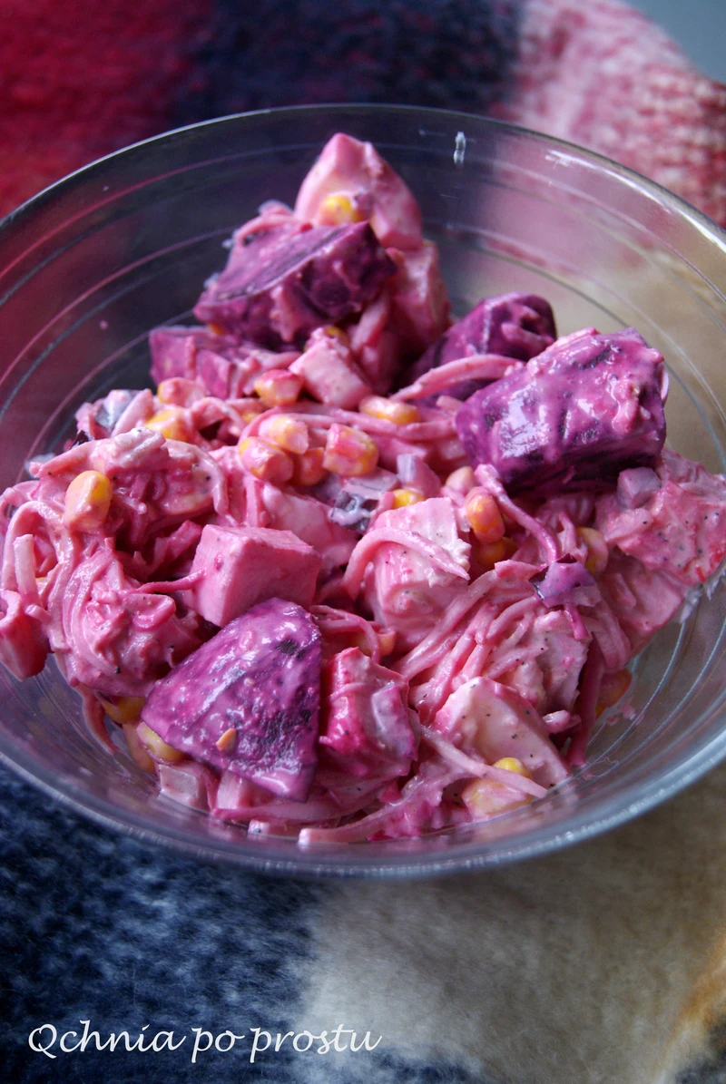 Sałatka z gotowanych buraków, paluszków surimi i selera