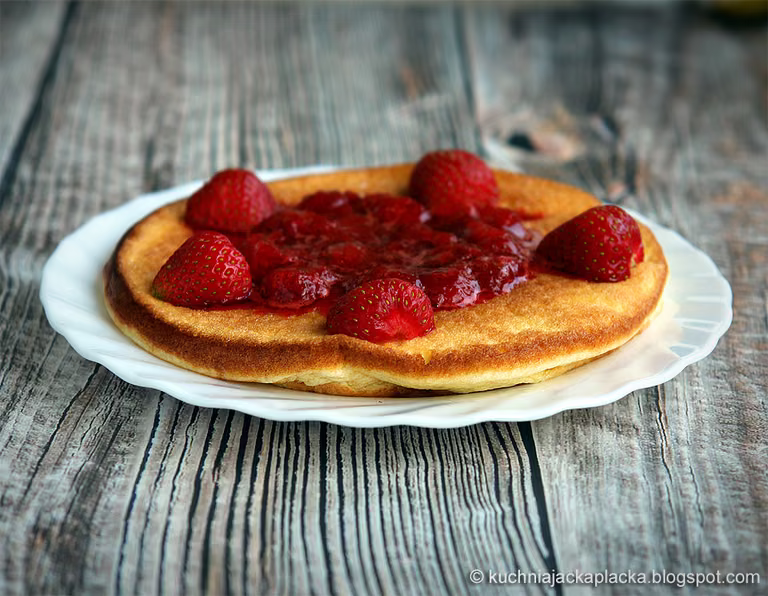 Omlet z truskawkami
