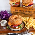 Fiszburgery - bajgle z panierowanym dorszem i dodatkami