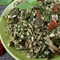 Makaron ze szpinakiem, tofu, suszonymi pomidorami i oliwkami