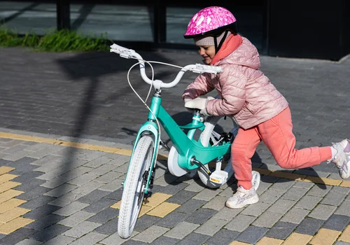 Obowiązkowe kaski na rowerach i hulajnogach! Sejm zatwierdził też nowe przepisy dla młodych kierowców