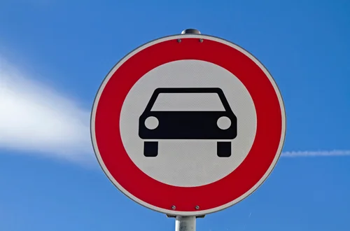 Zakaz używania samochodów w niedziele! Szykują się radykalne zmiany dla kierowców?