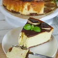 Sernik z delicjami i polewą czekoladową
