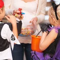 Cukierek pułapka: Niebezpieczny incydent podczas zabawy Halloween!