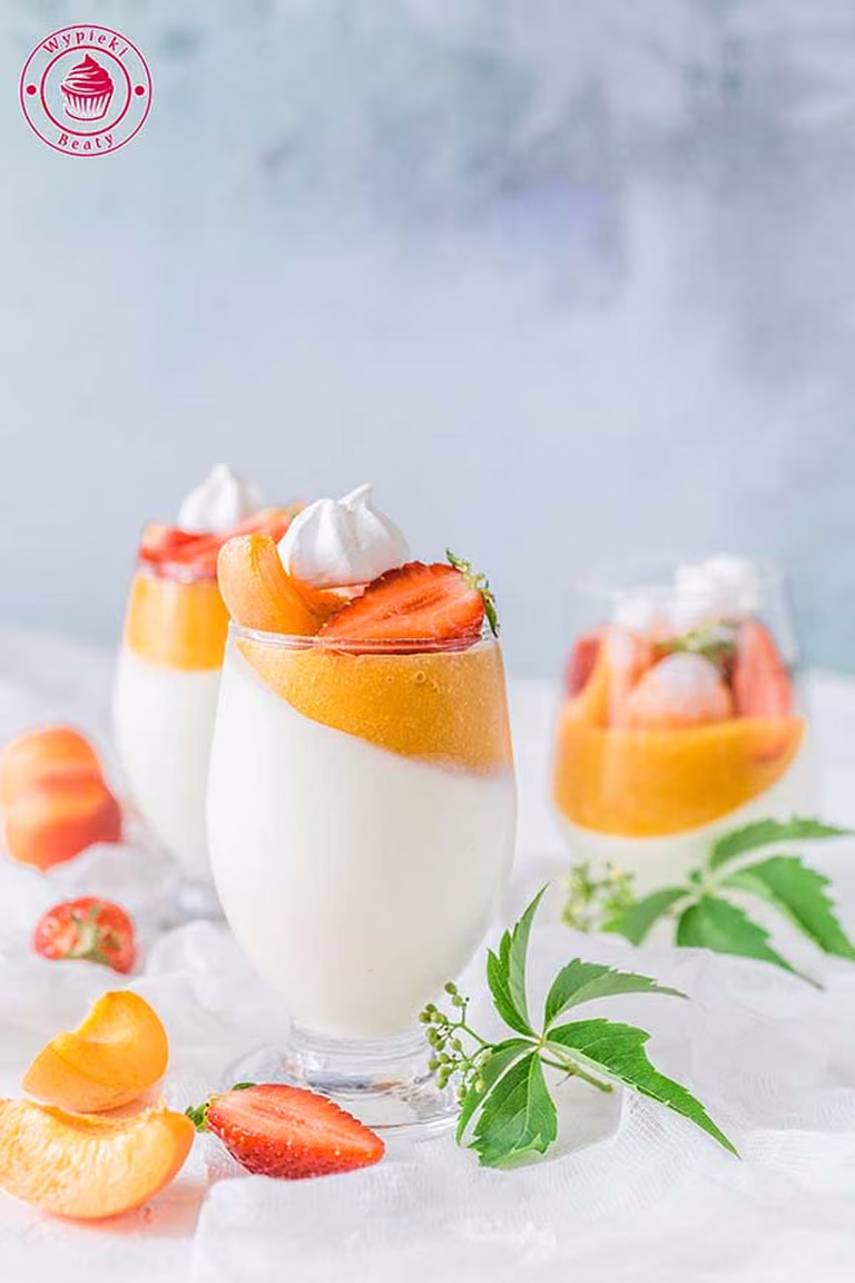 Jogurtowa panna cotta z owocami