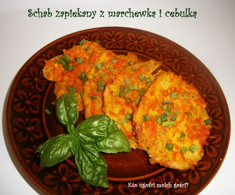 Schab zapiekany z marchewką i cebulą