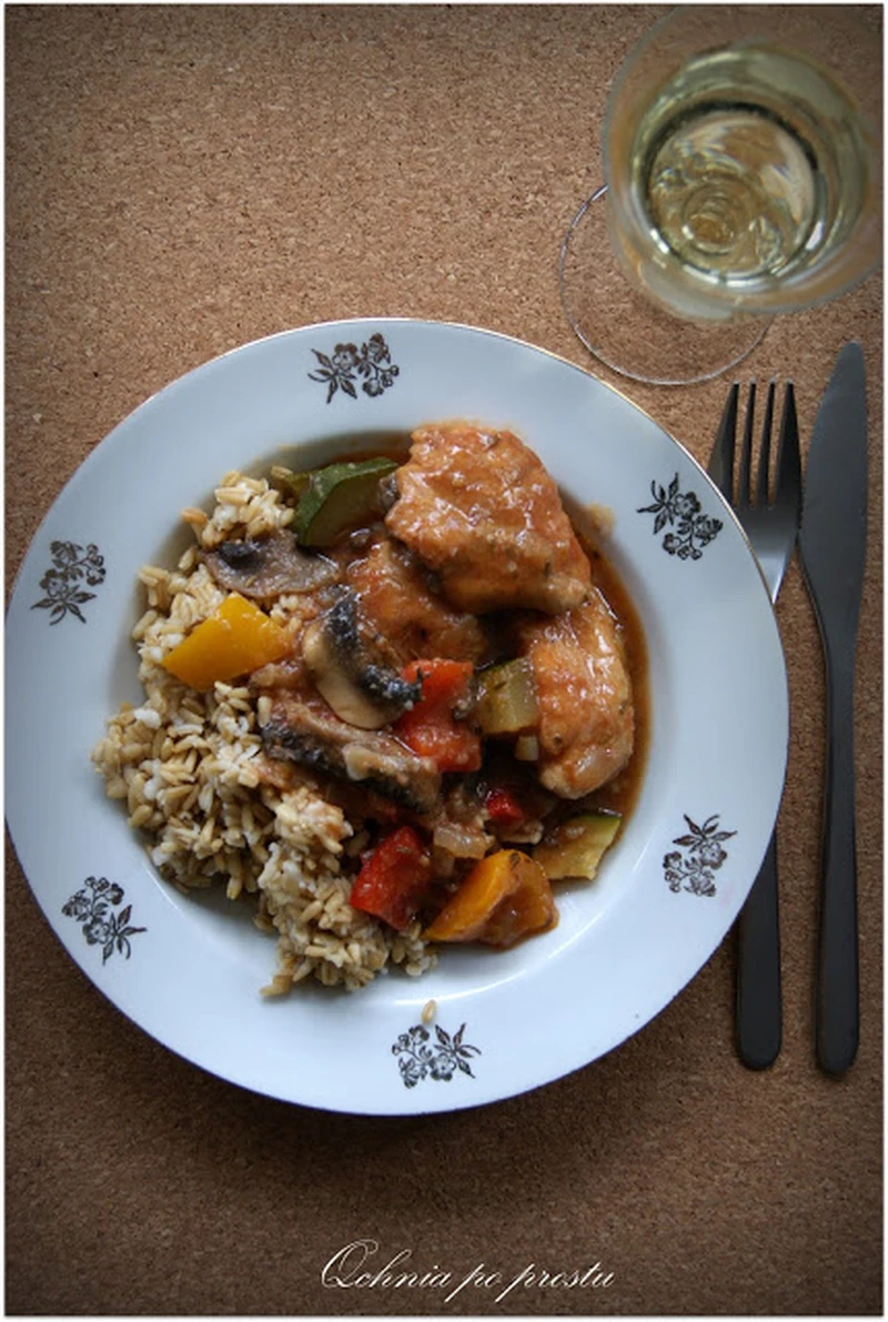 Duszony indyk z warzywami i kaszą owsianą