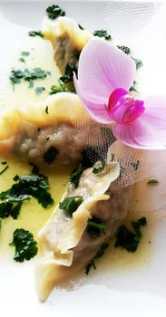 Pierogi z mięsem z masłem pietruszkowym
