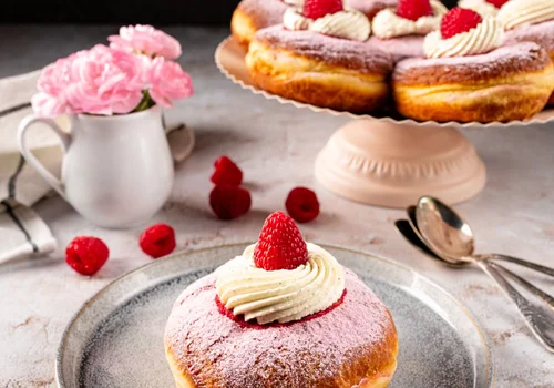 Pączki z malinami i kremem waniliowym