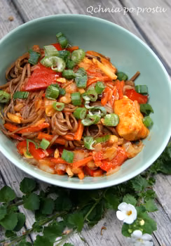 Makaron soba z marynowanym tofu i warzywami na szybko