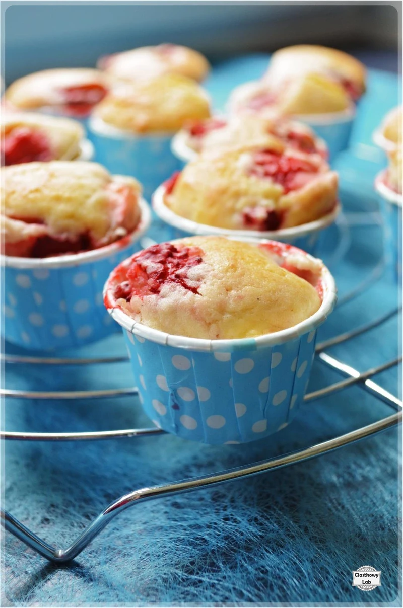 Muffiny z truskawkami na maślance