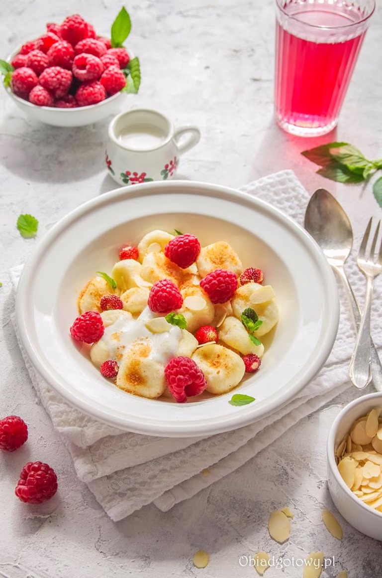 Leniwe pierogi z mąka ryżową Leniwe pierogi z mąka ryżową podane z owocami