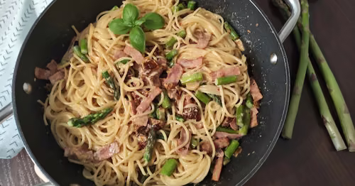 Spaghetti ze szparagami i suszonymi pomidorami.