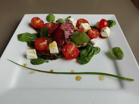 Sałatka z pieczonym bakłażanem, serem fetą i chipsami z salami