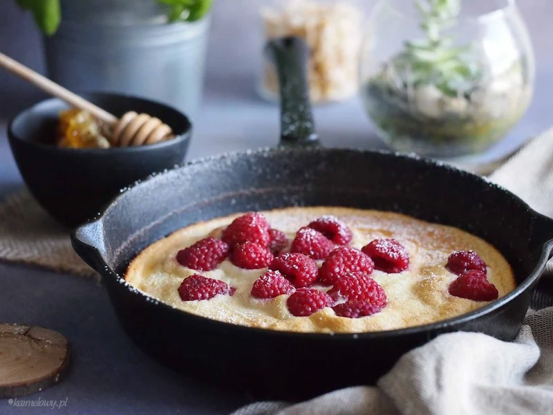 Puszysty omlet miodowy z malinami