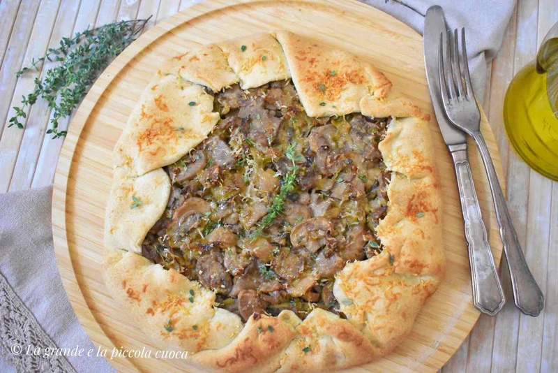 Wytrawna tarta galette z grzybami i porami