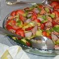Owocowa sałatka z szynką i awokado