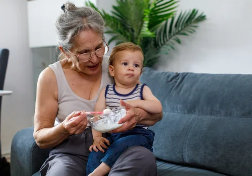 Wyższa emerytura dla Babci opiekującej się wnukiem! ZUS przypomina o możliwości dofinansowania składek