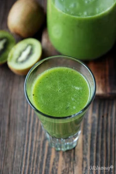 Koktajl ze szpinakiem, bananem, kiwi i jabłkiem