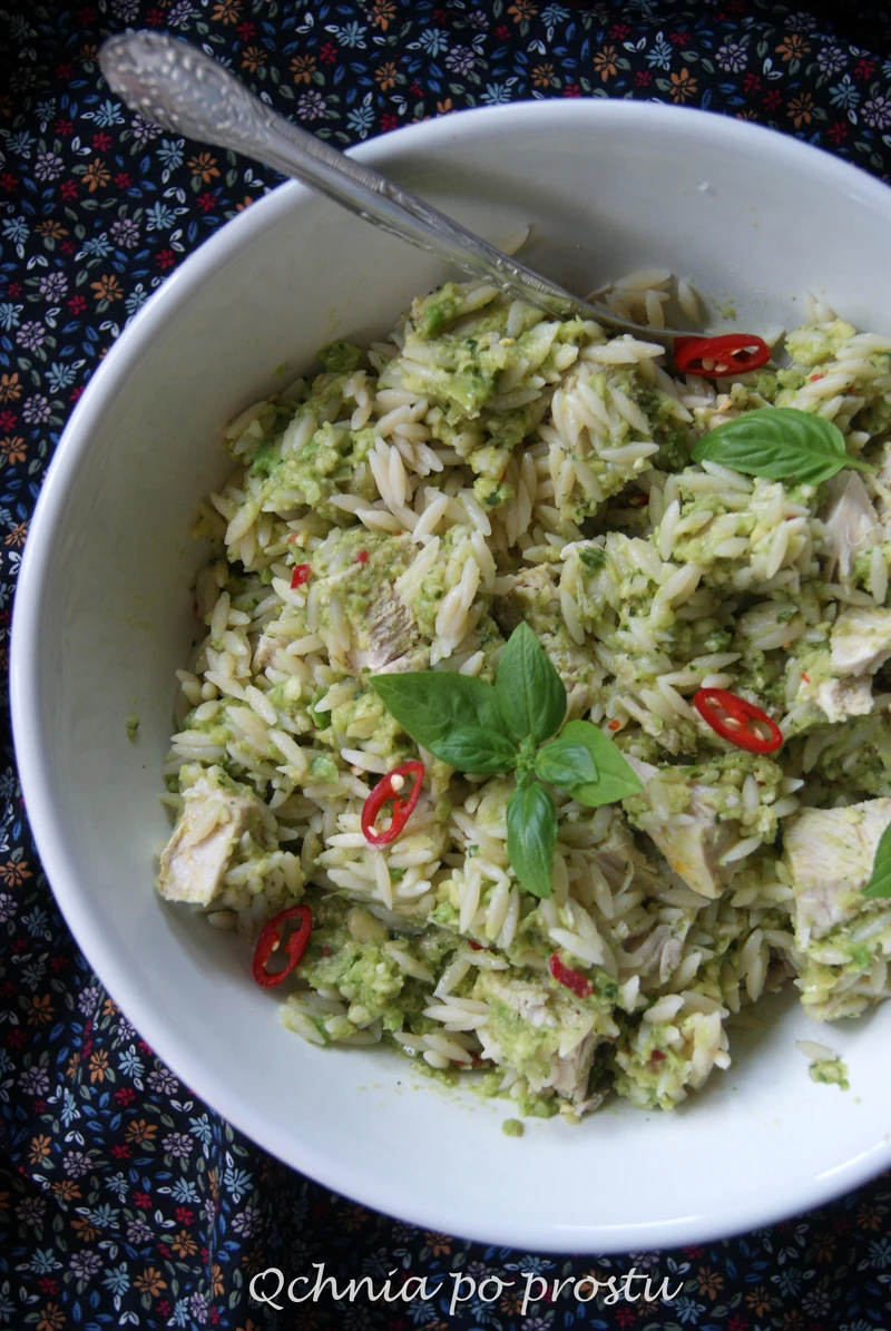 Sałatka z makaronu orzo, indyka i pesto z awokado