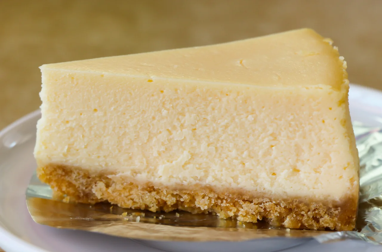 Sernik na Wielkanoc - co zrobić, by był idealnie kremowy?