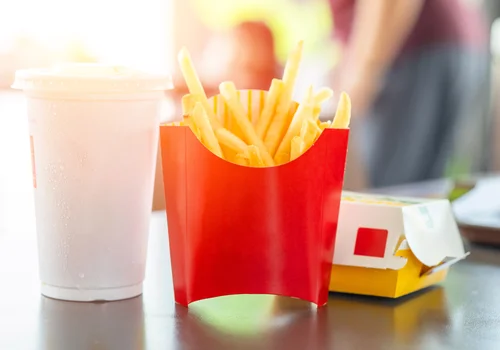 Nowa ustawa o plastiku: jakie zmiany czekają fast foody?